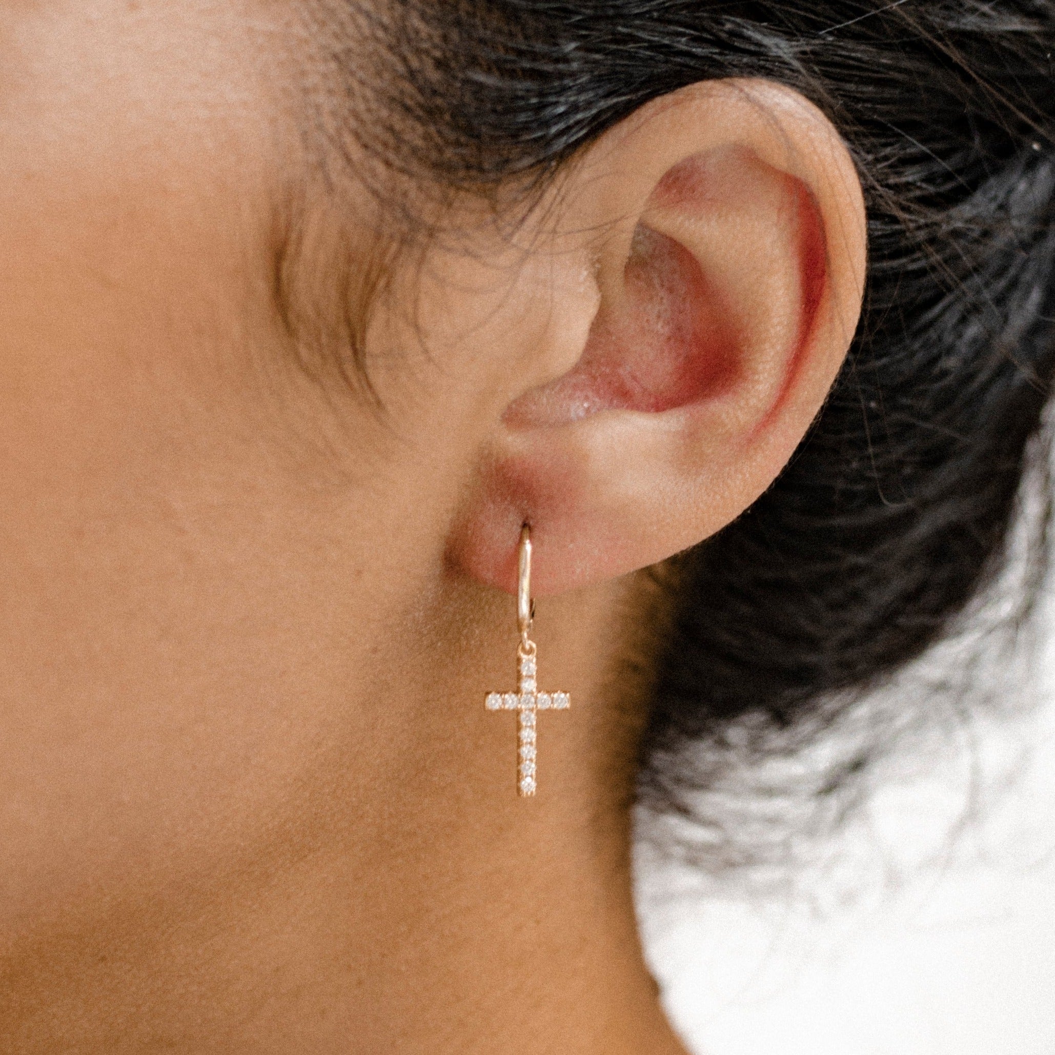 Pendientes Huggie de Cruz Plata de Ley 925 en Oro